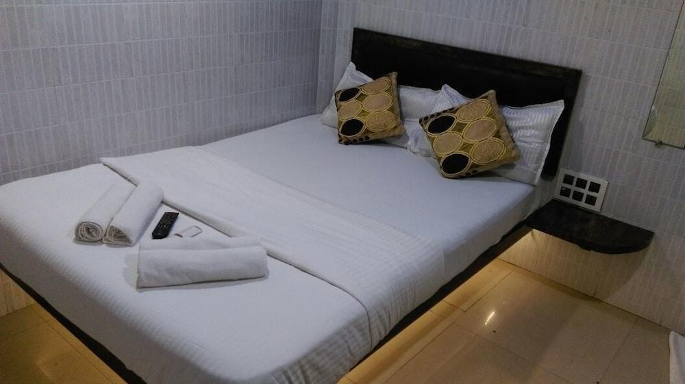 Hotel Paris Residency Мумбаи Экстерьер фото